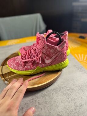 Size 6 (GS) - Nike Kyrie 5 x SpongeBob SquarePants Mid Patrick - CJ7227-600